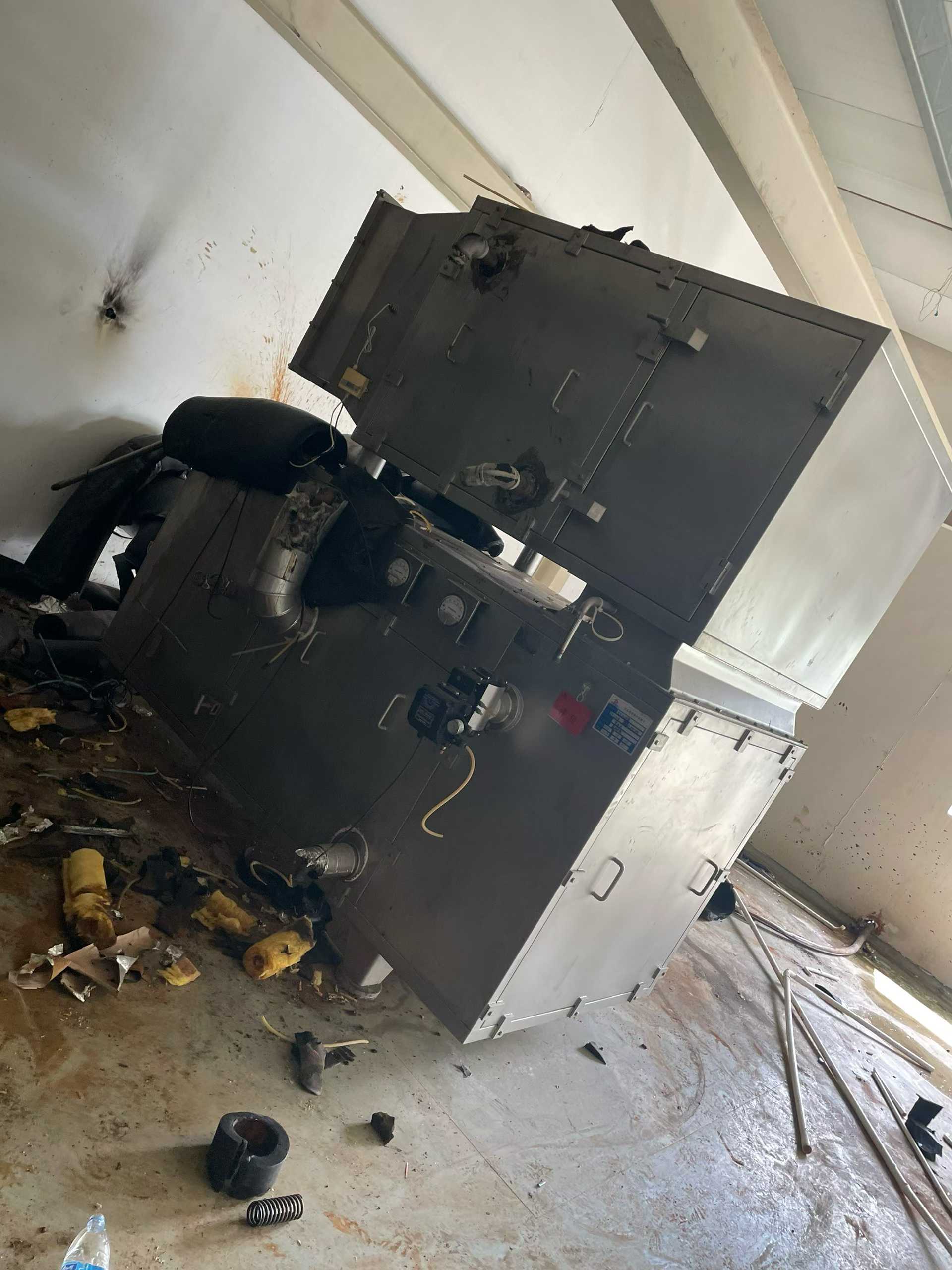 Type 300 boiling drying granulator with 316 stainless steel material. 500-type wet mixing granulator with 316-grade material. Complete set of attachments.