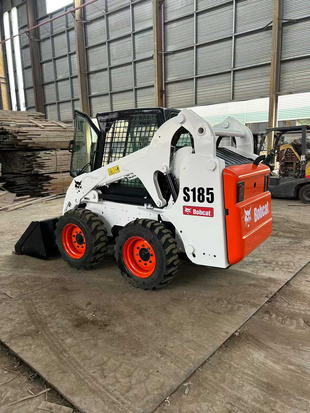 Lynx S185 American-made sliding loader.