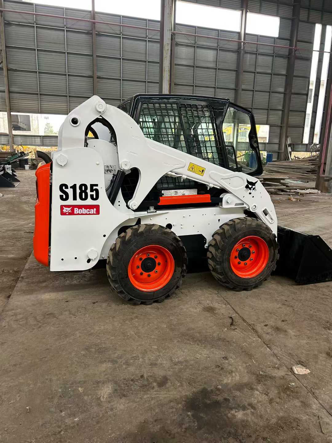 Lynx S185 American-made sliding loader.