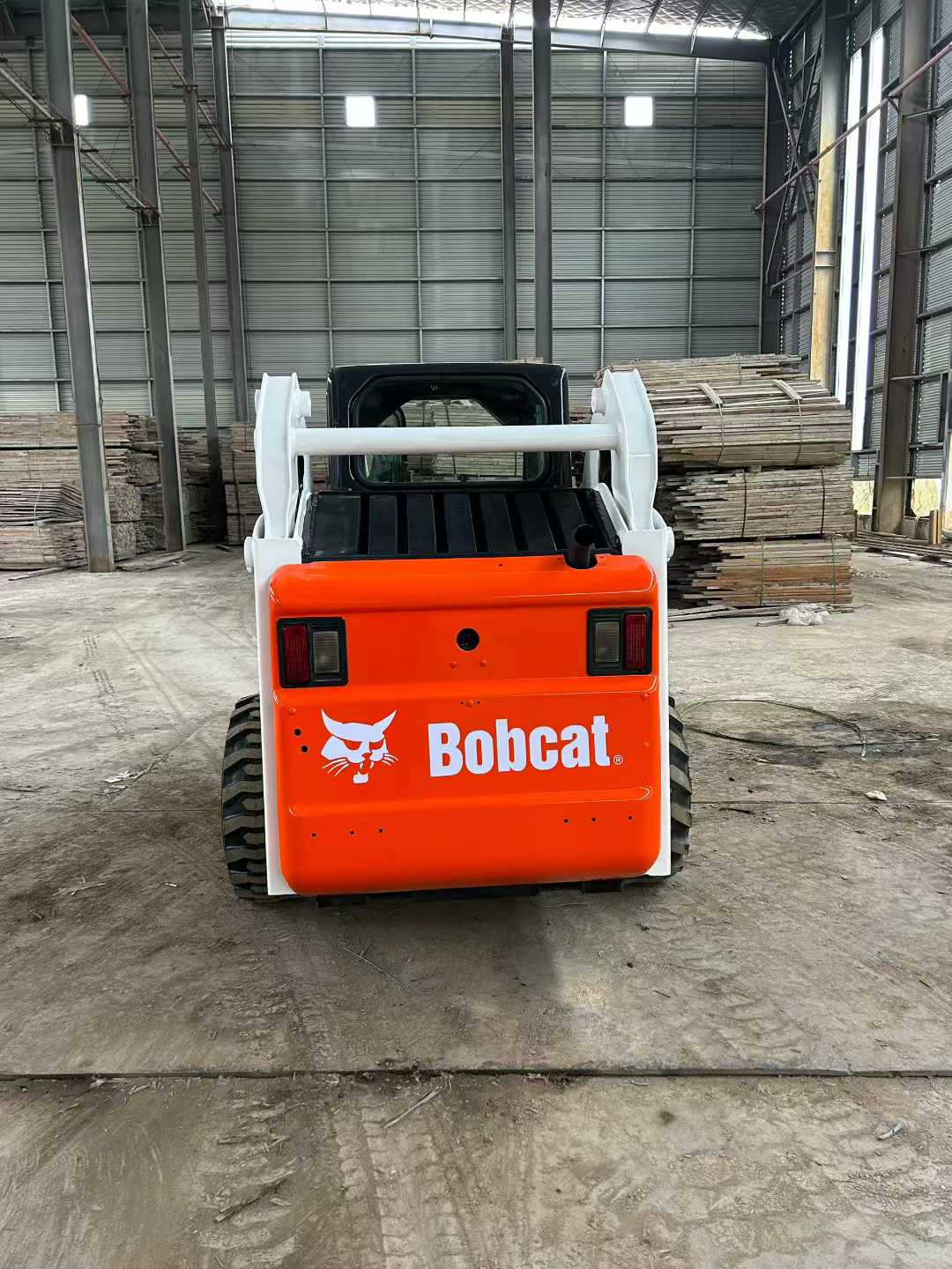 Lynx S185 American-made sliding loader.