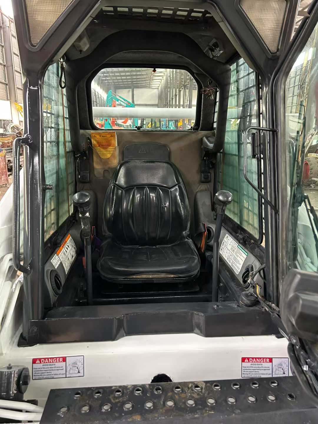 Lynx S185 American-made sliding loader.