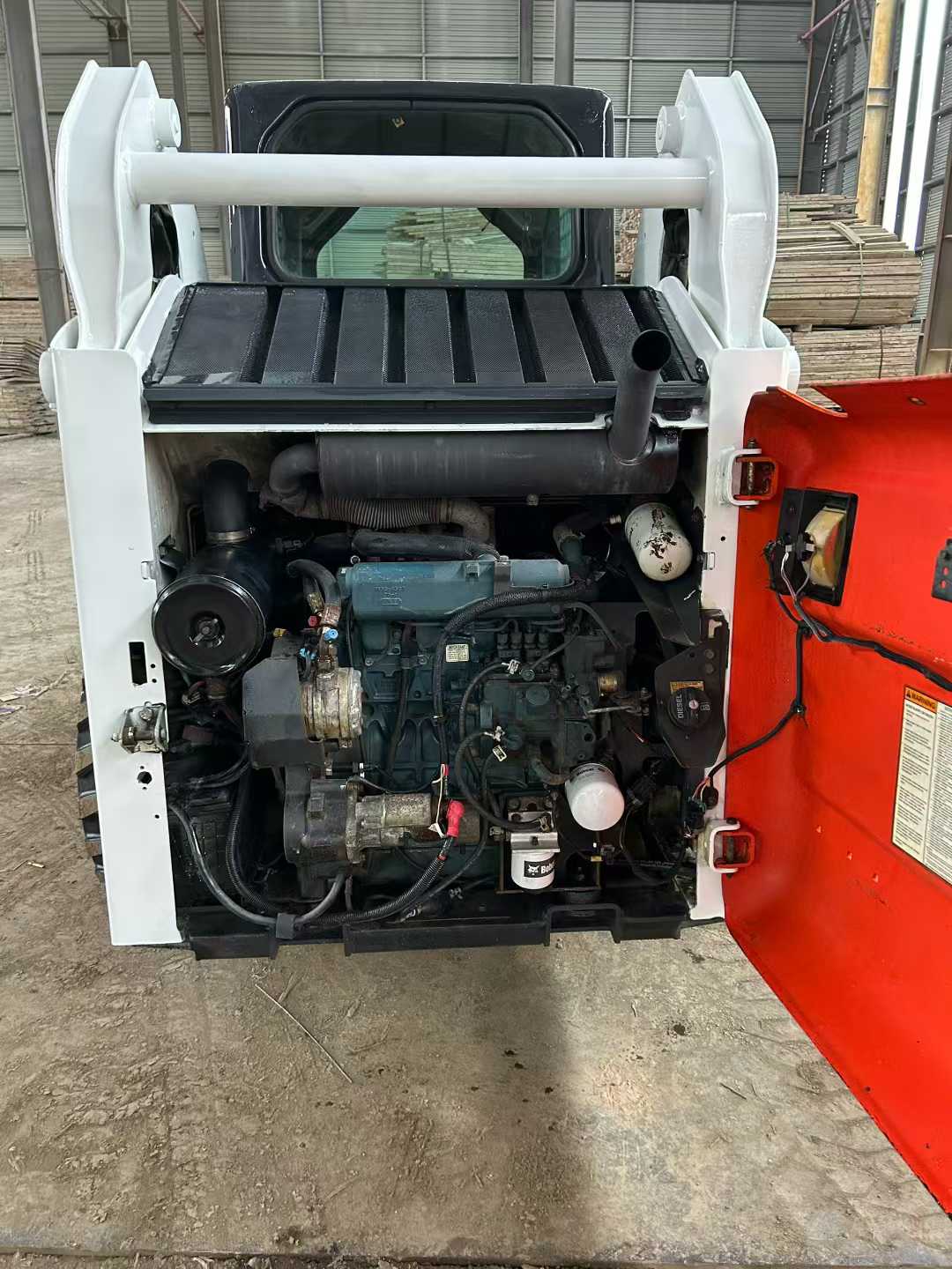 Lynx S185 American-made sliding loader.