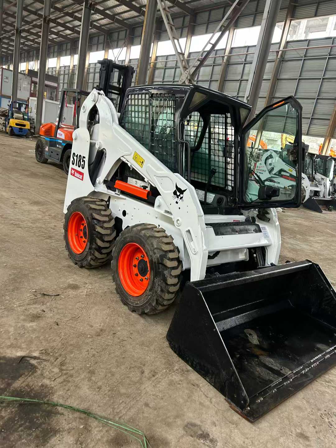 Lynx S185 American-made sliding loader.