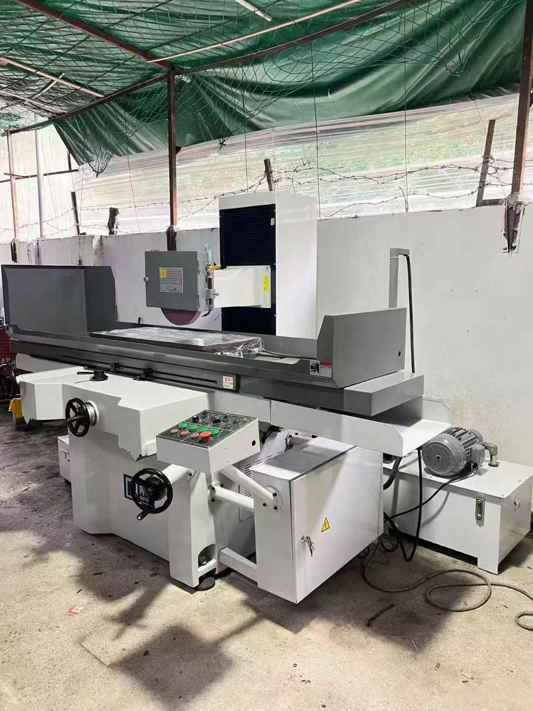 Okamoto Big Water Grinding Machine. Dimensions: 450 × 1000 Two-axis automatic operation; precision down to one thread.