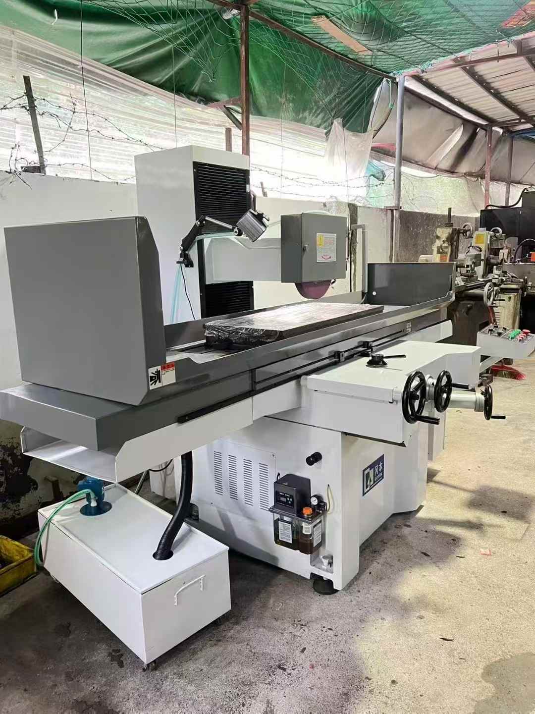 Okamoto Big Water Grinding Machine. Dimensions: 450 × 1000 Two-axis automatic operation; precision down to one thread.