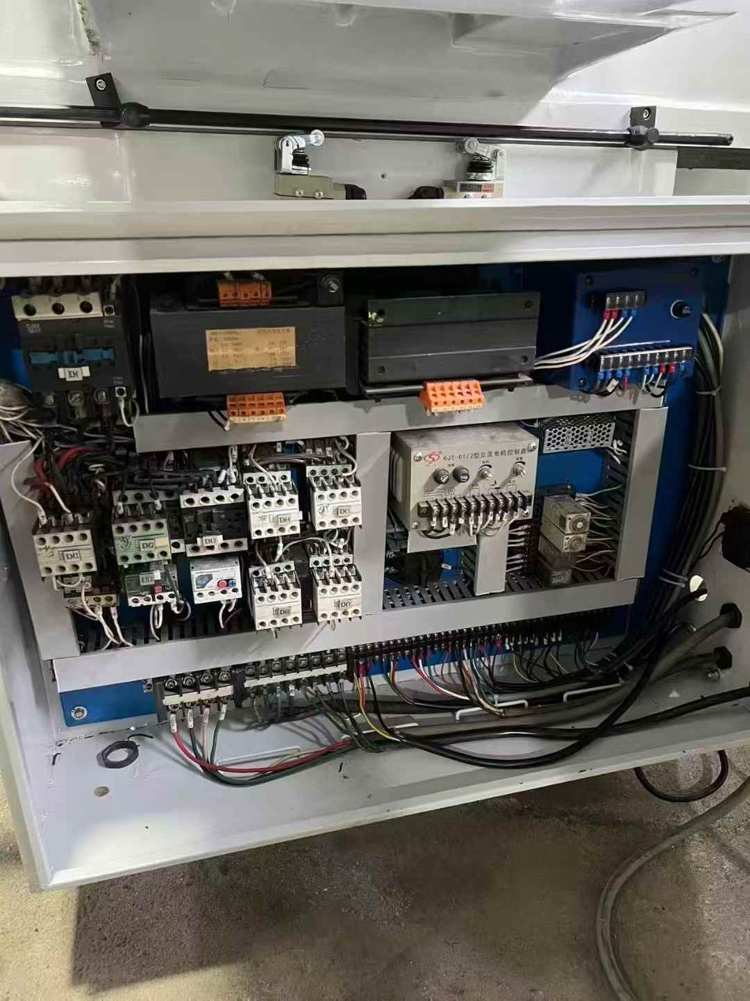 Okamoto Big Water Grinding Machine. Dimensions: 450 × 1000 Two-axis automatic operation; precision down to one thread.