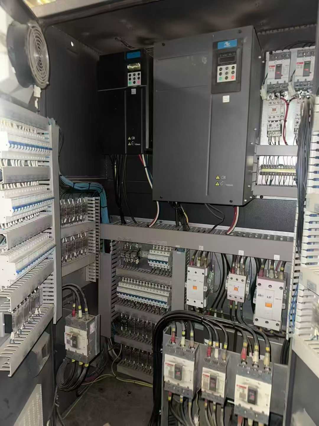 Original 2018 servo machine, LS550-1050, lightly used condition with over 90% newness, includes hydraulic clamps.