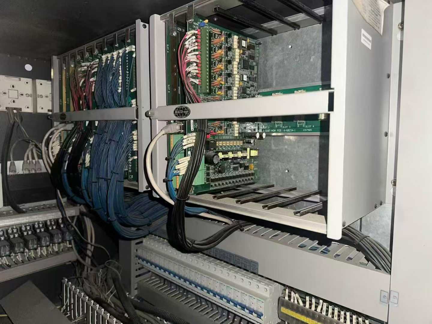 Original 2018 servo machine, LS550-1050, lightly used condition with over 90% newness, includes hydraulic clamps.