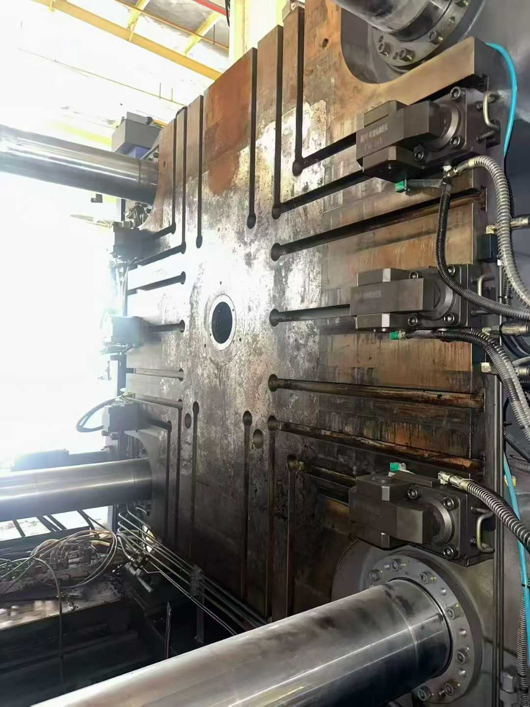 Original 2018 servo machine, LS550-1050, lightly used condition with over 90% newness, includes hydraulic clamps.