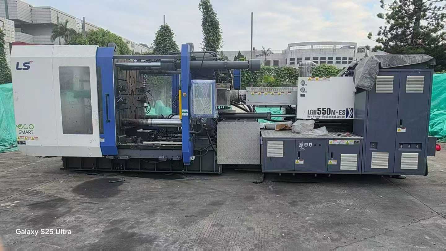 Original 2018 servo machine, LS550-1050, lightly used condition with over 90% newness, includes hydraulic clamps.