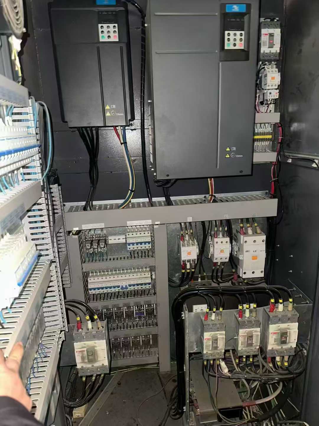 Original 2018 servo machine, LS550-1050, lightly used condition with over 90% newness, includes hydraulic clamps.