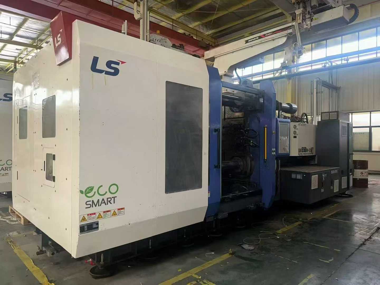 Original 2018 servo machine, LS550-1050, lightly used condition with over 90% newness, includes hydraulic clamps.