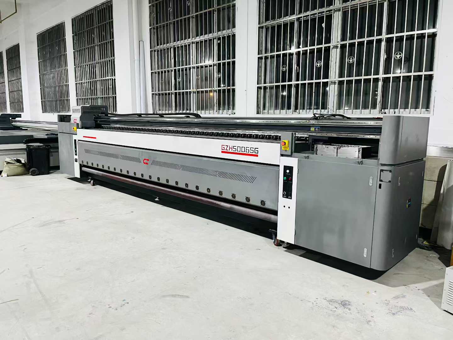One 5-meter industrial flatbed printer with 4 StarLight nozzles.