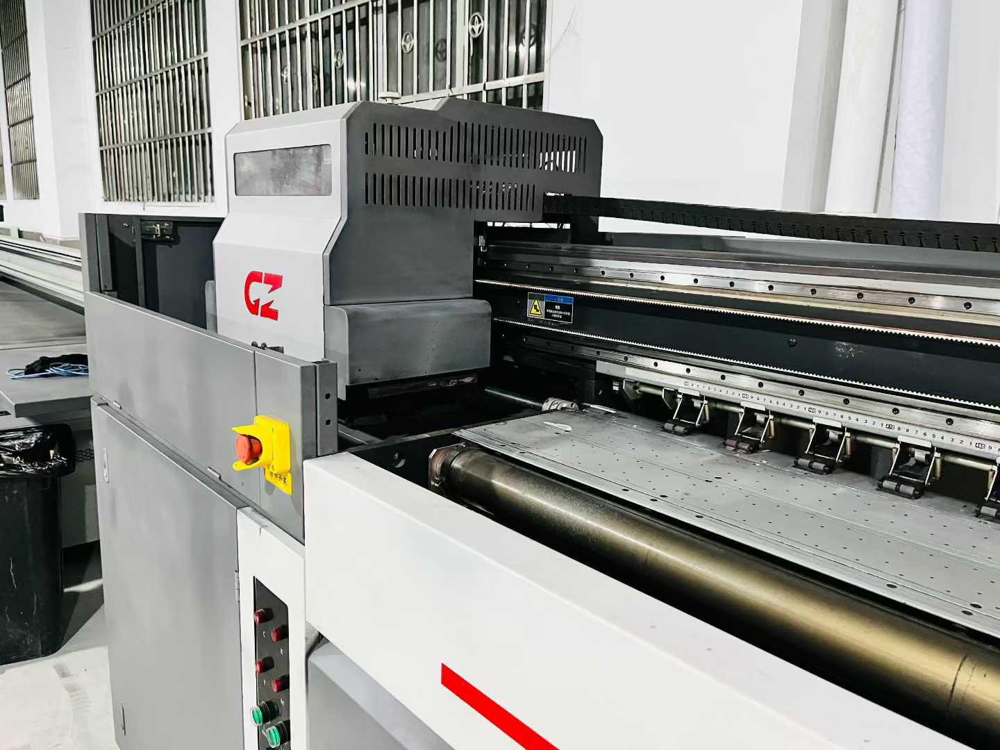 One 5-meter industrial flatbed printer with 4 StarLight nozzles.
