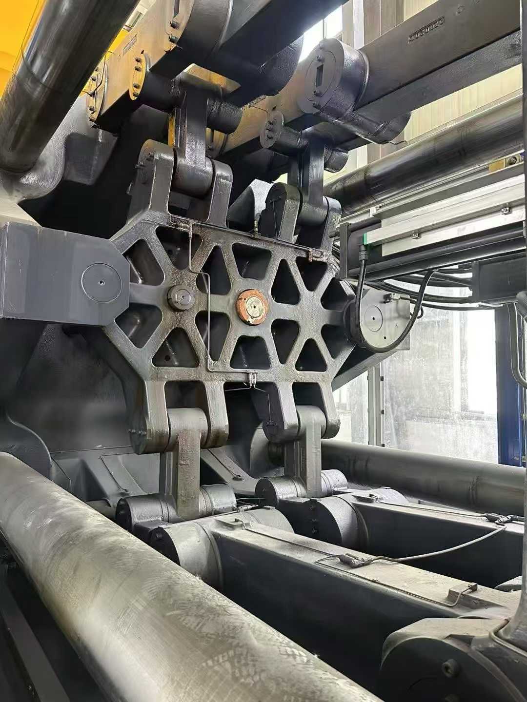 Haitian 2100 T. Screw diameter 190.