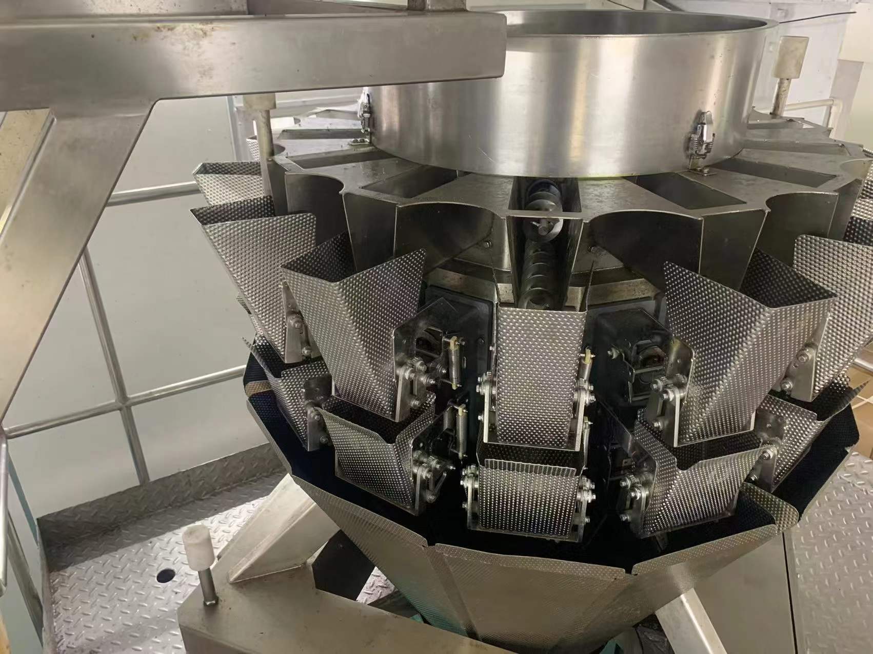 Yu Dong 200 model single unit equipped with a 14-head dual-screw scale.