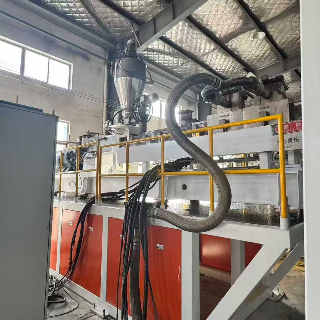 22-year-old Jin Wei’s 85-square-meter dual PET sheet material machine.