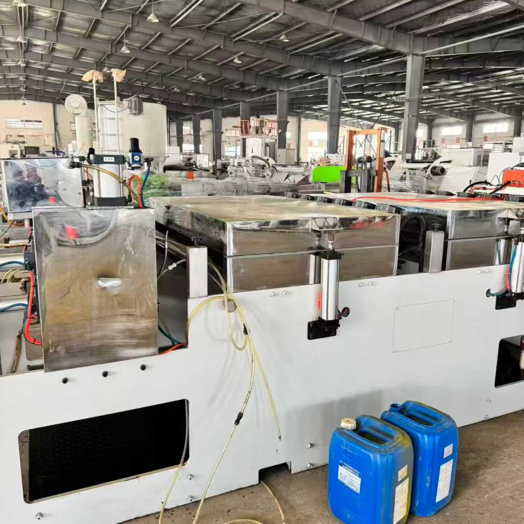 22-year-old Jin Wei’s 85-square-meter dual PET sheet material machine.