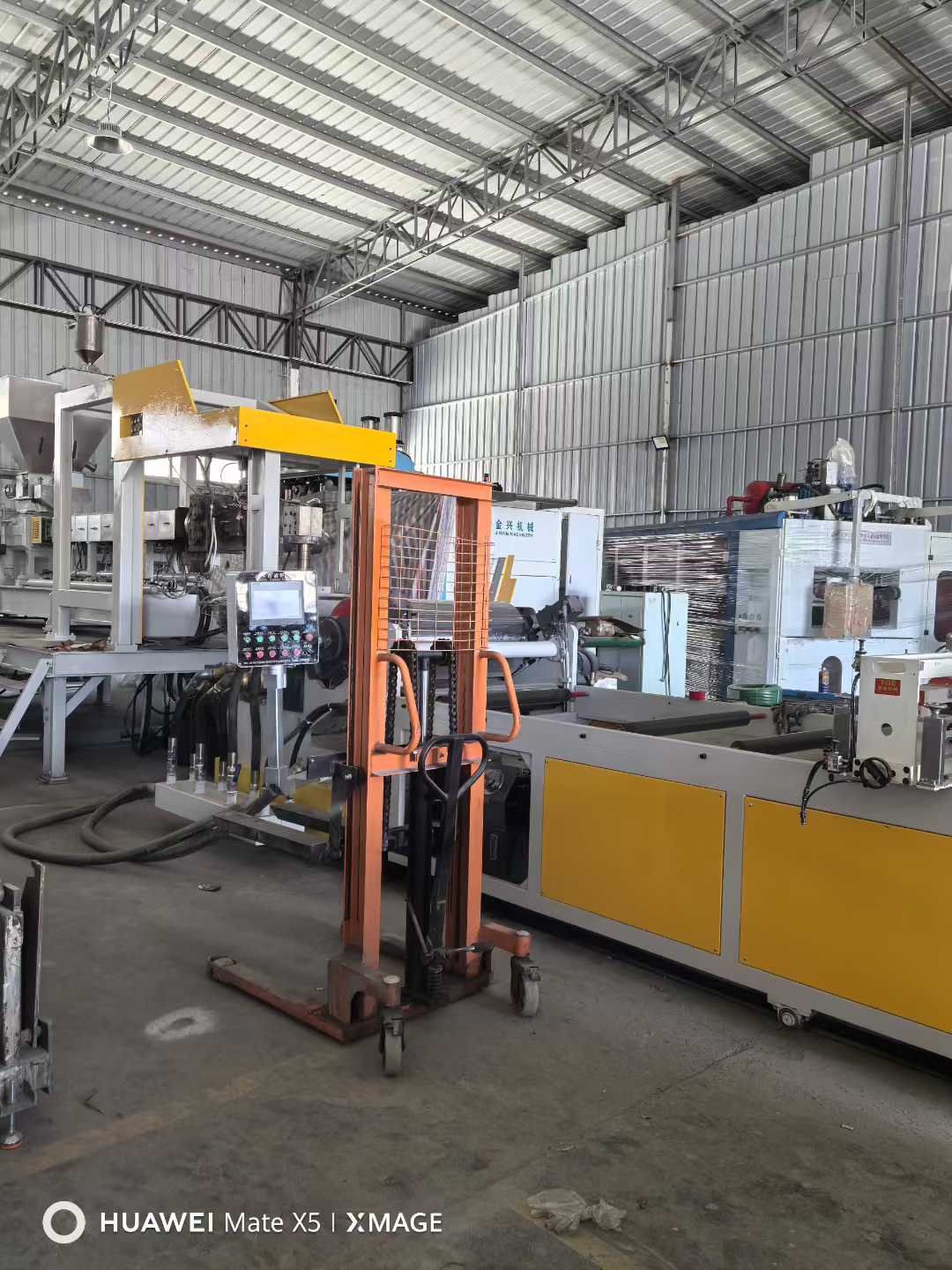 A 75-square-meter dual-sheet machine. It can produce materials such as PP, PET, and PS.