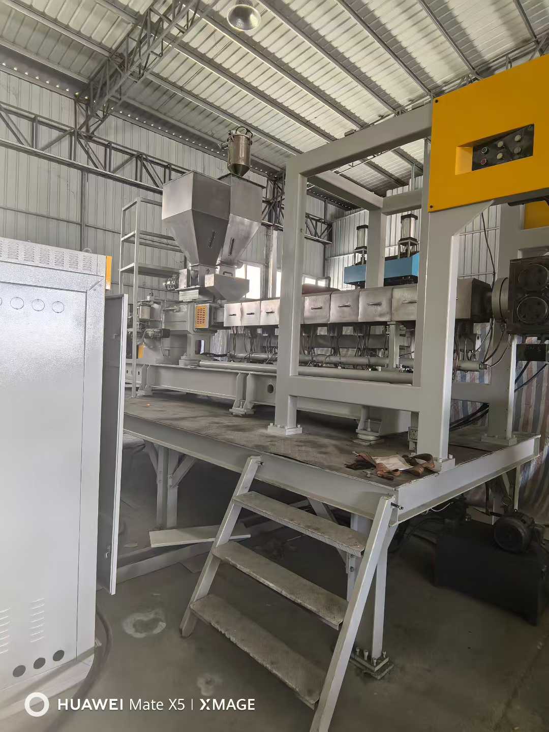 A 75-square-meter dual-sheet machine. It can produce materials such as PP, PET, and PS.
