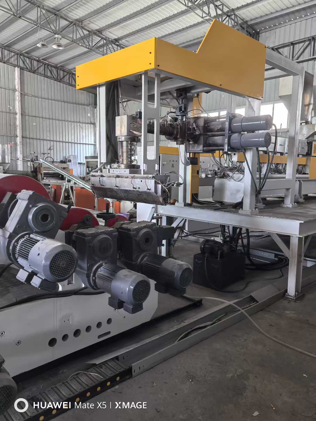 A 75-square-meter dual-sheet machine. It can produce materials such as PP, PET, and PS.