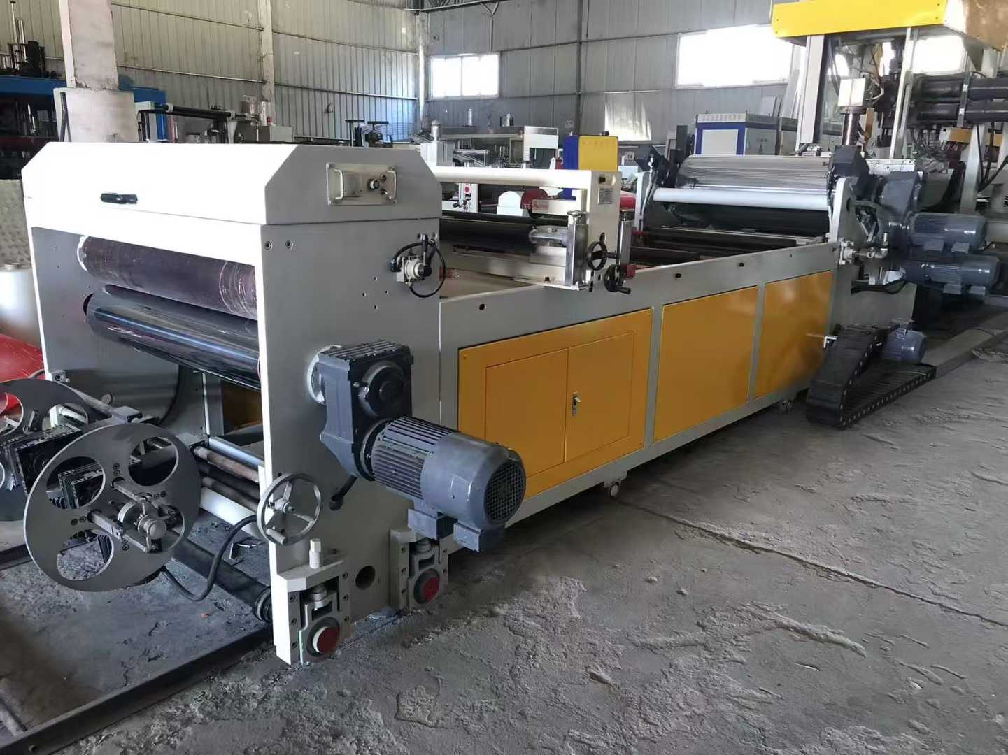 A 75-square-meter dual-sheet machine. It can produce materials such as PP, PET, and PS.