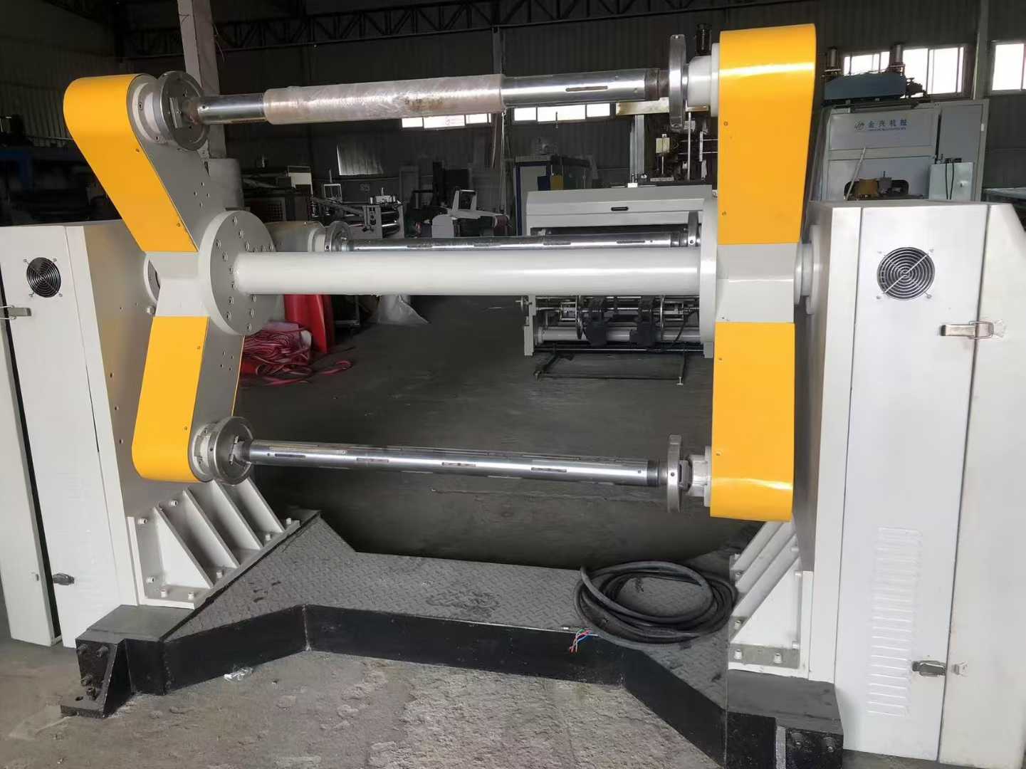 A 75-square-meter dual-sheet machine. It can produce materials such as PP, PET, and PS.