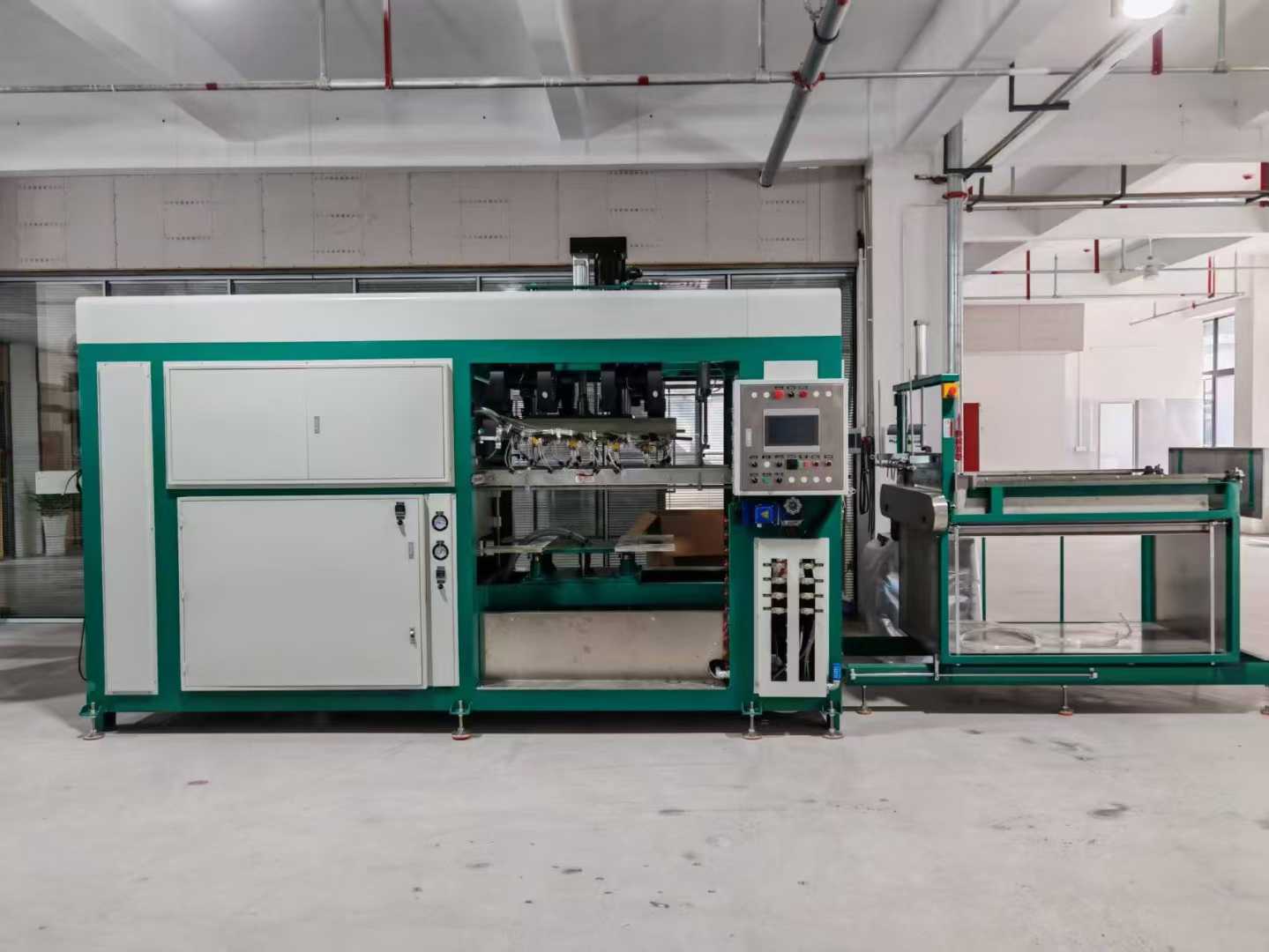 Full servo-controlled plastic molding machine.