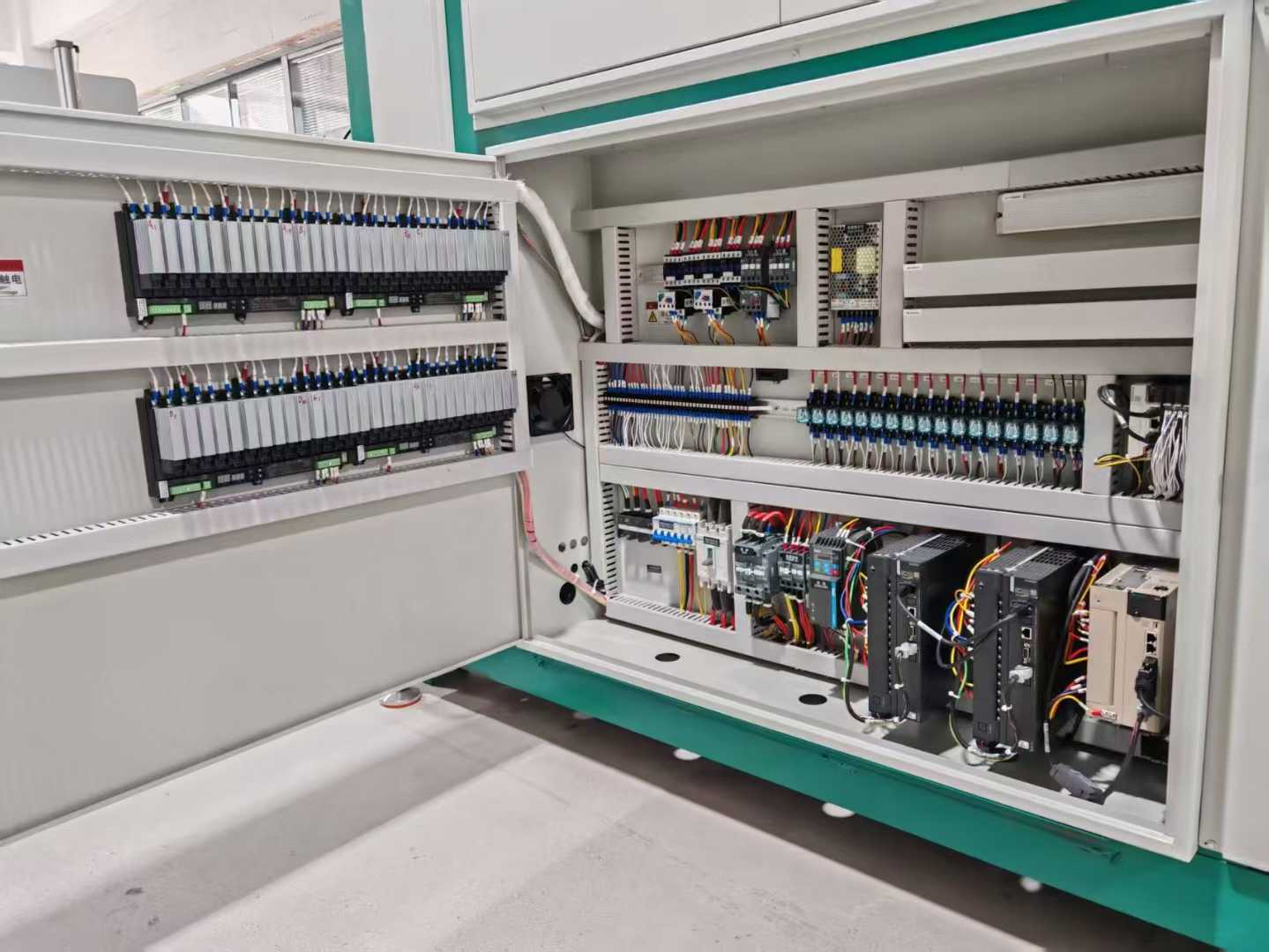 Full servo-controlled plastic molding machine.