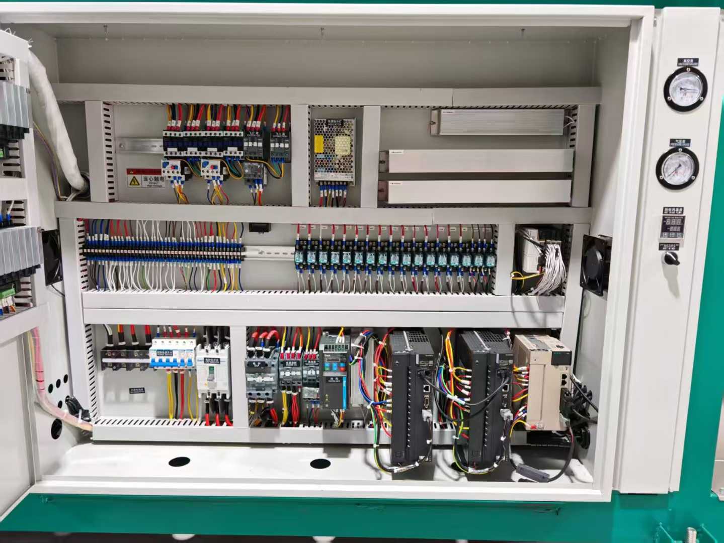 Full servo-controlled plastic molding machine.