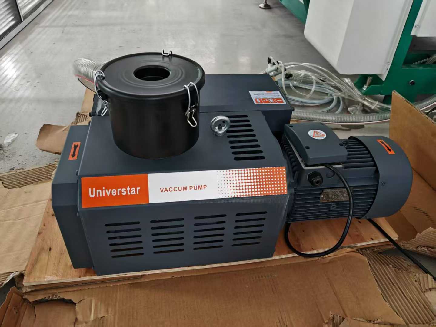 Full servo-controlled plastic molding machine.