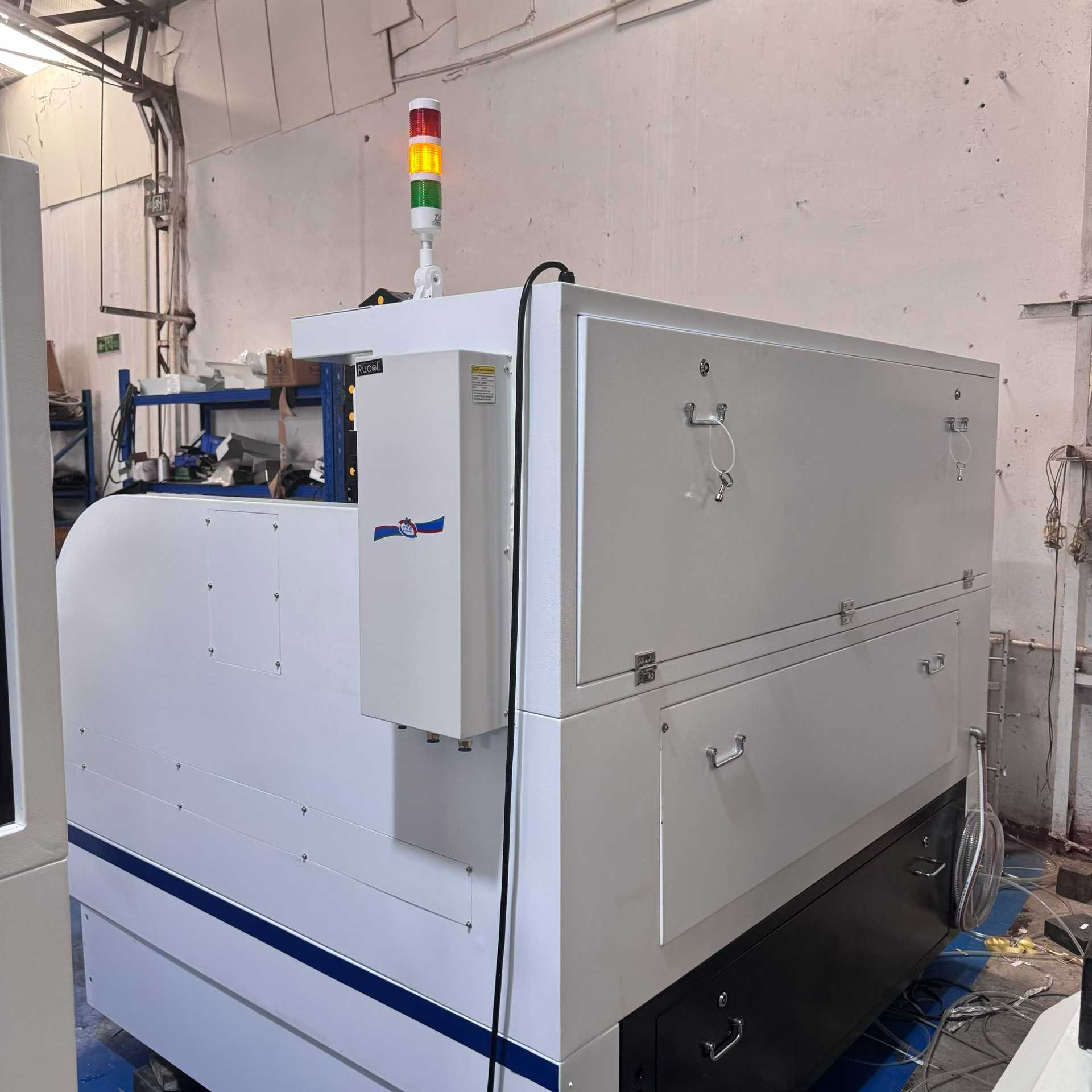 Zhenyi Precision 1390-4 CNC machine, travel range of 1320x970, ideal for creating vehicle central control touchscreens with long glass panels.