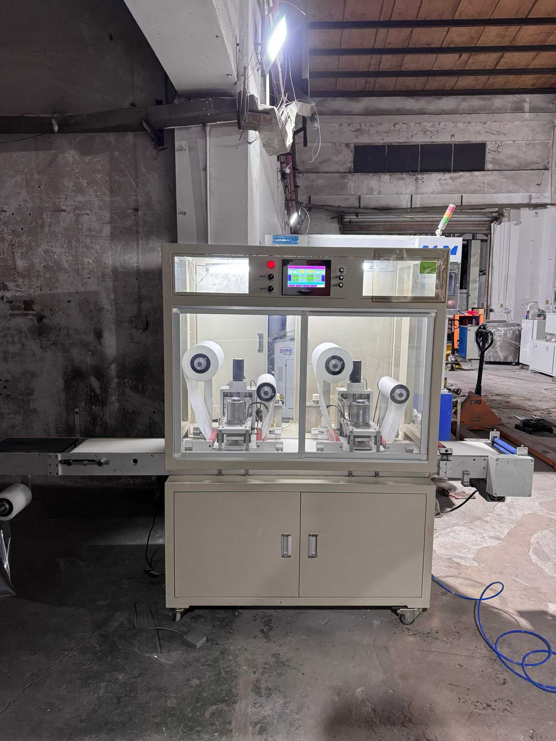 A dual-head wiping machine with a belt width of 25 cm.