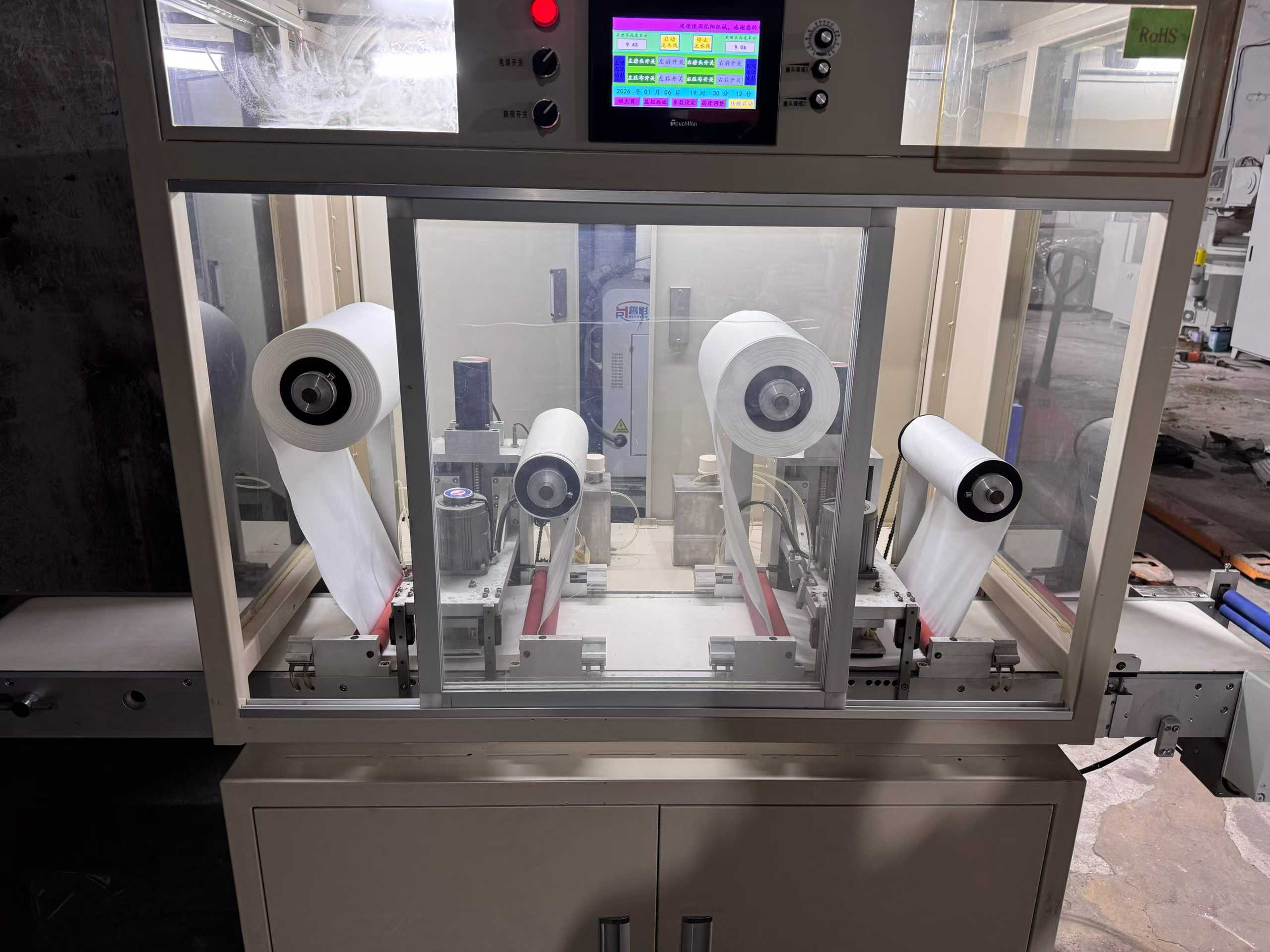 A dual-head wiping machine with a belt width of 25 cm.