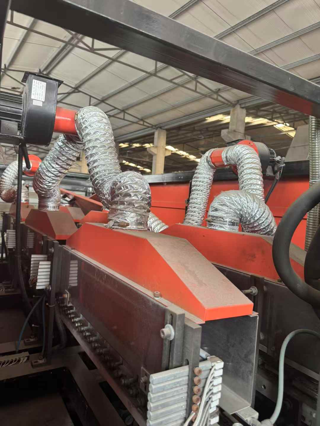 The 20-year-old hand-inserted embryo production line features a 2-stage automatic bottle blowing machine, an extended oven, and servo-controlled shifting.