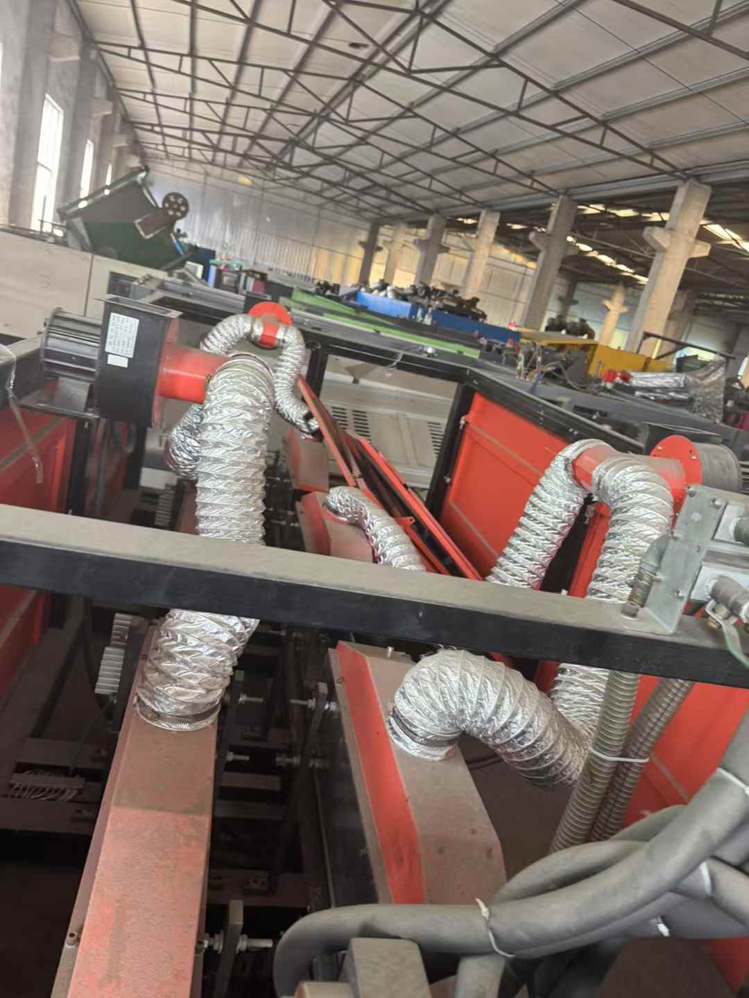 The 20-year-old hand-inserted embryo production line features a 2-stage automatic bottle blowing machine, an extended oven, and servo-controlled shifting.