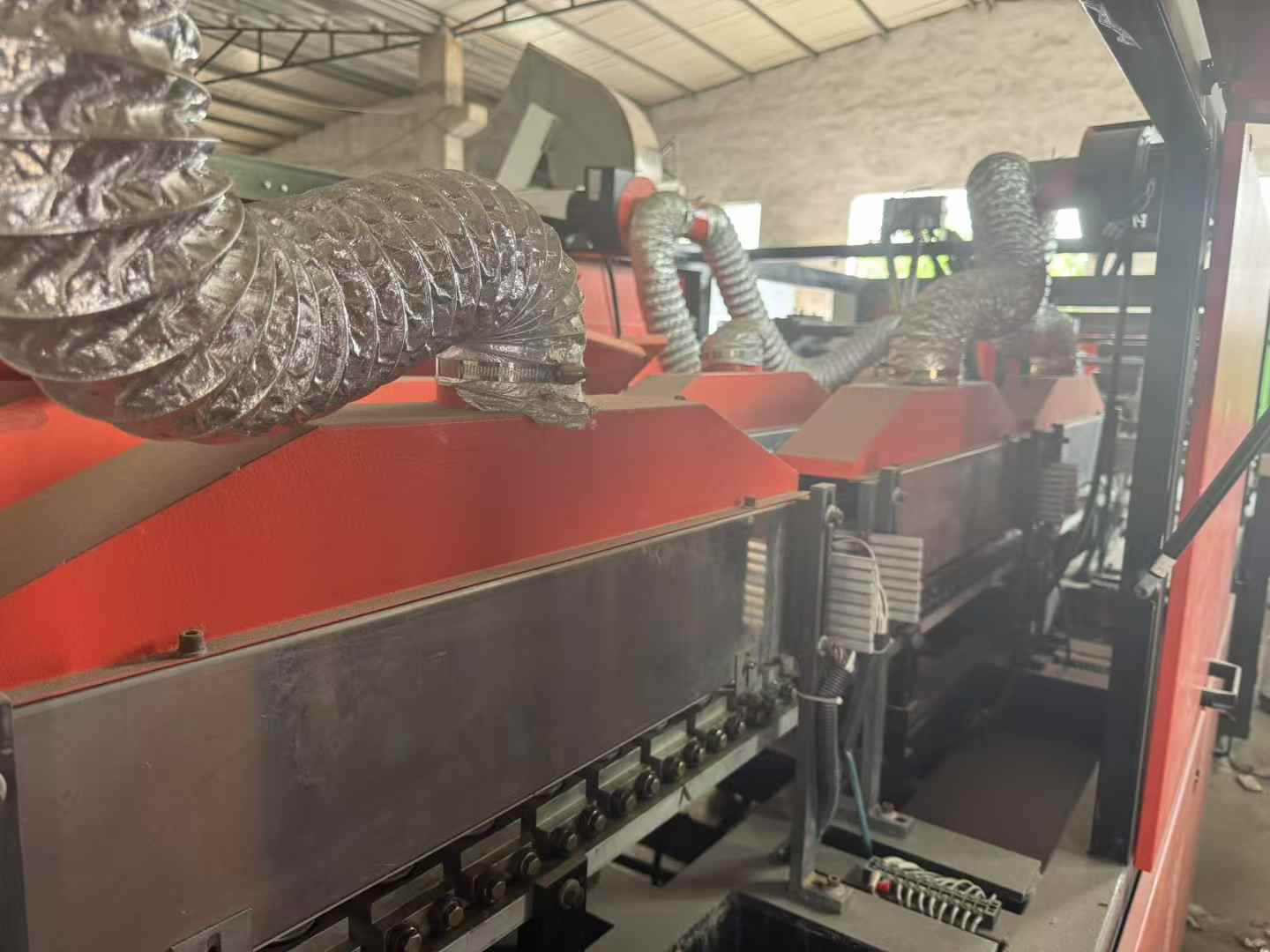 The 20-year-old hand-inserted embryo production line features a 2-stage automatic bottle blowing machine, an extended oven, and servo-controlled shifting.