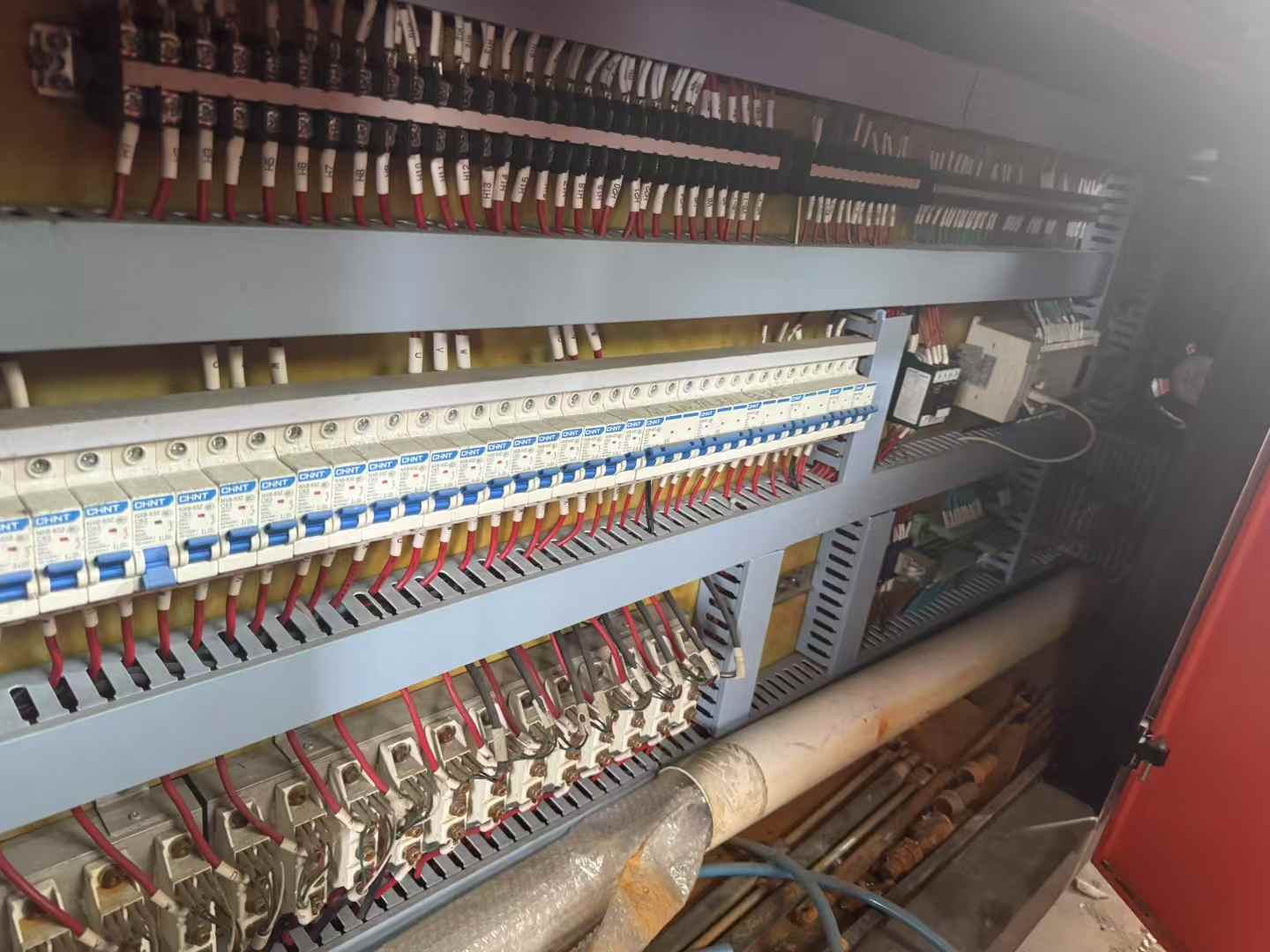 The 20-year-old hand-inserted embryo production line features a 2-stage automatic bottle blowing machine, an extended oven, and servo-controlled shifting.