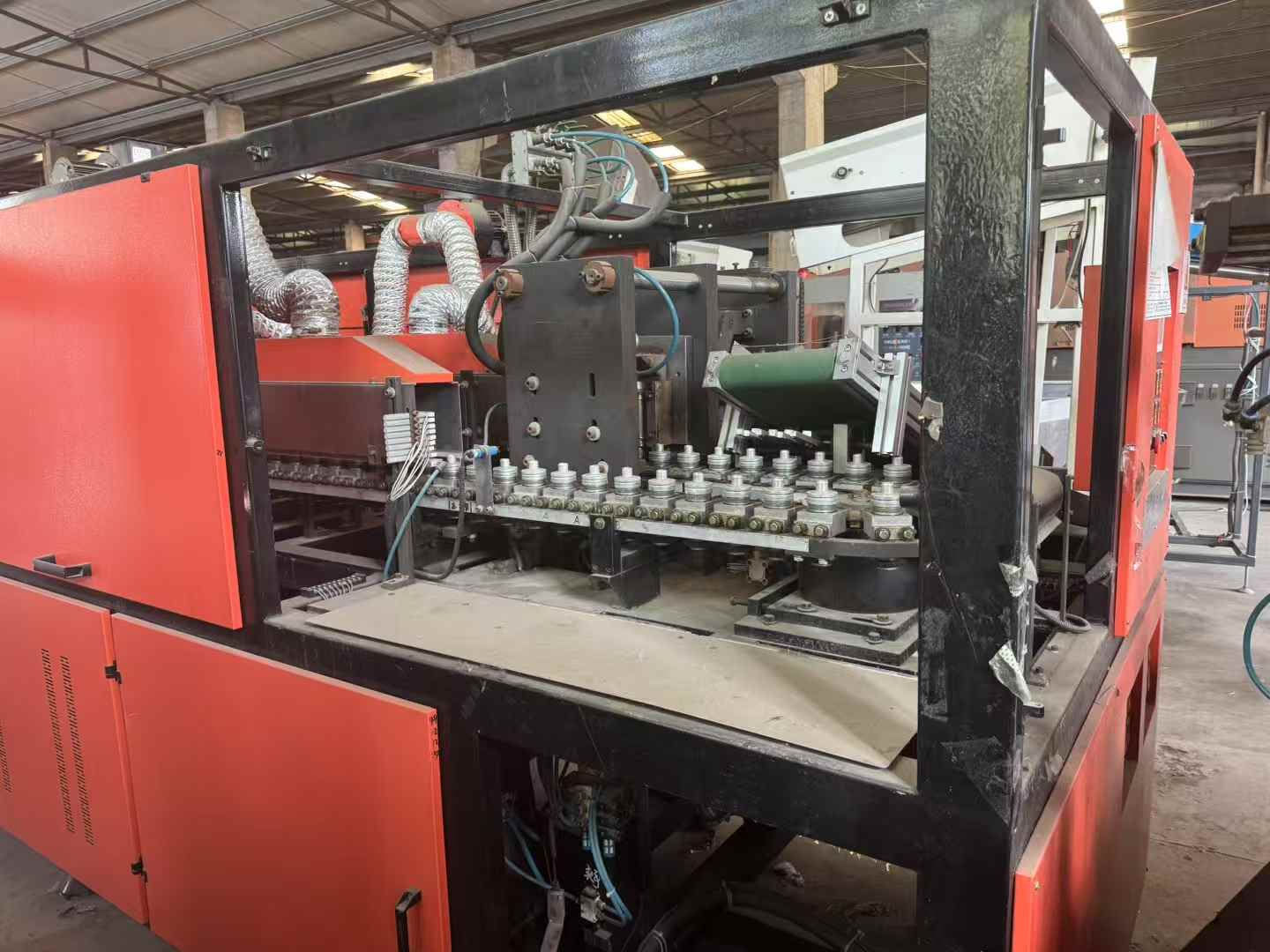 The 20-year-old hand-inserted embryo production line features a 2-stage automatic bottle blowing machine, an extended oven, and servo-controlled shifting.