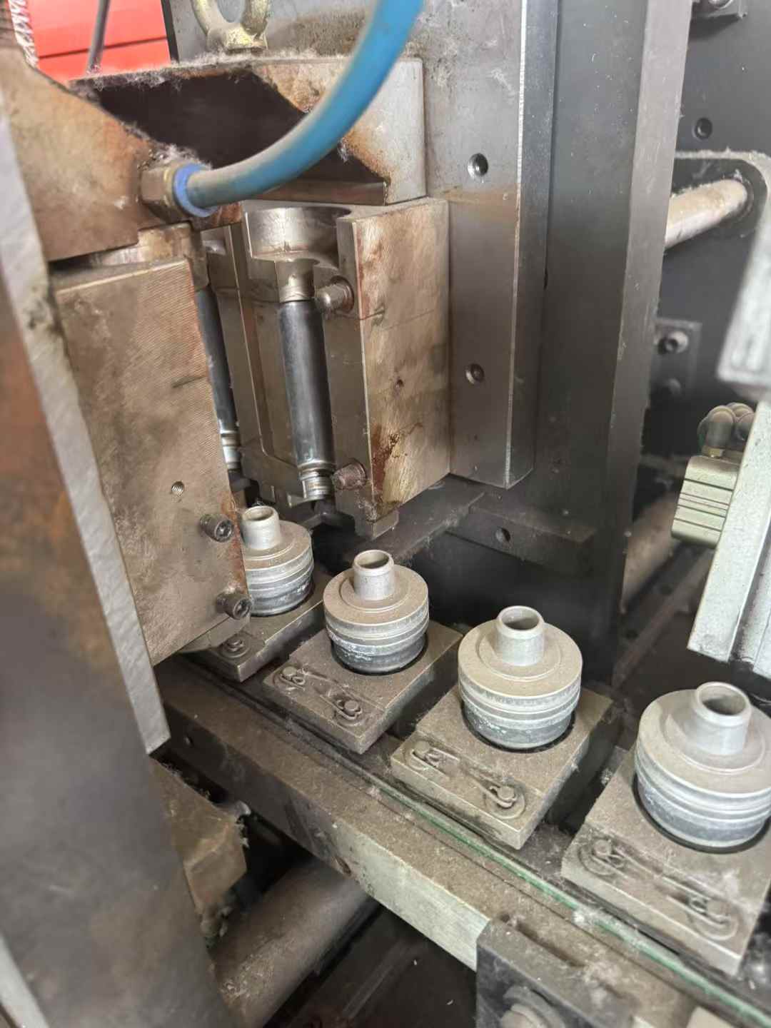 The 20-year-old hand-inserted embryo production line features a 2-stage automatic bottle blowing machine, an extended oven, and servo-controlled shifting.