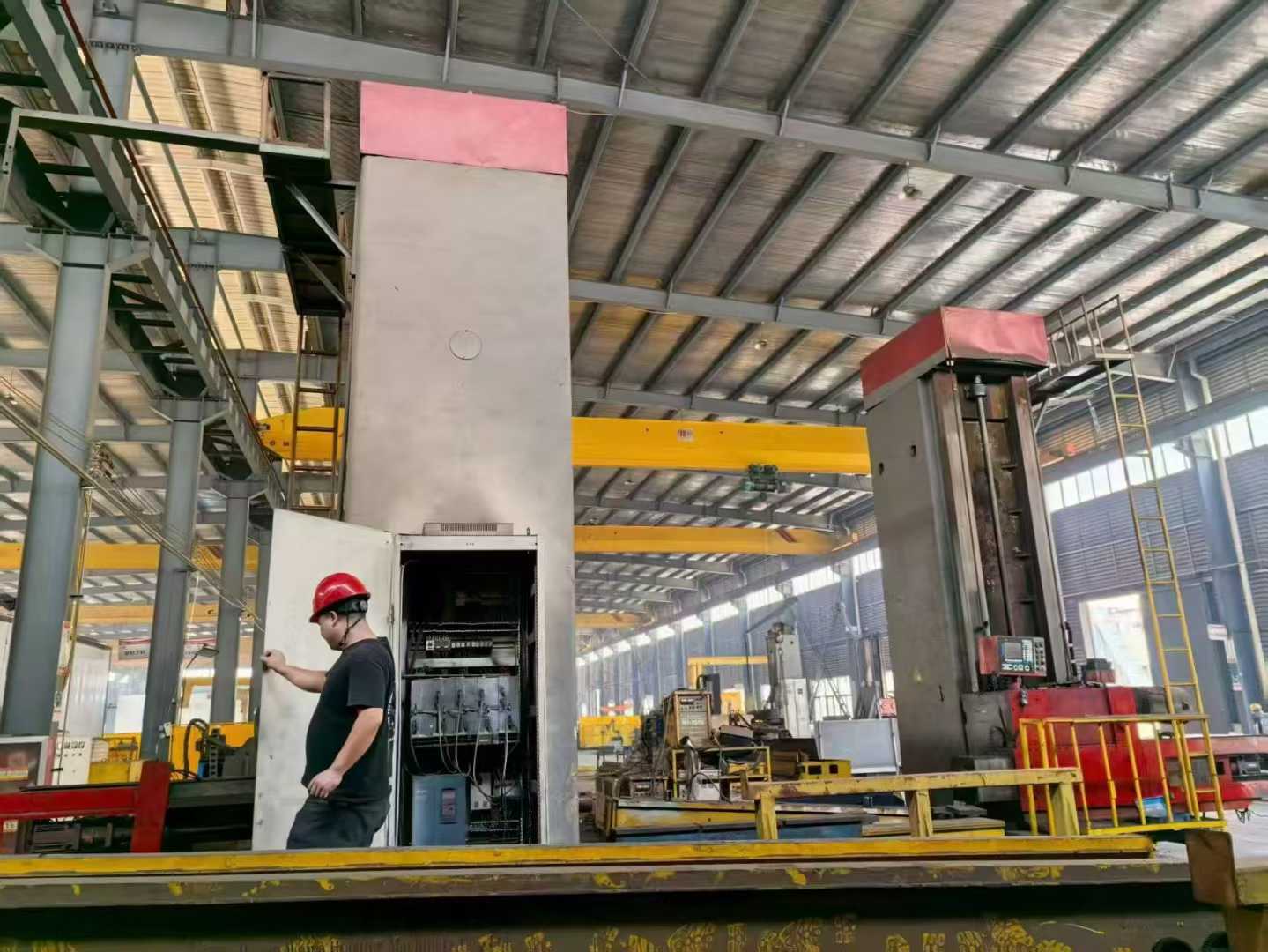 6916 CNC floor-type boring and milling machine. 3×6 m platform with 3×6 m Spanish Fagor 8055 system.