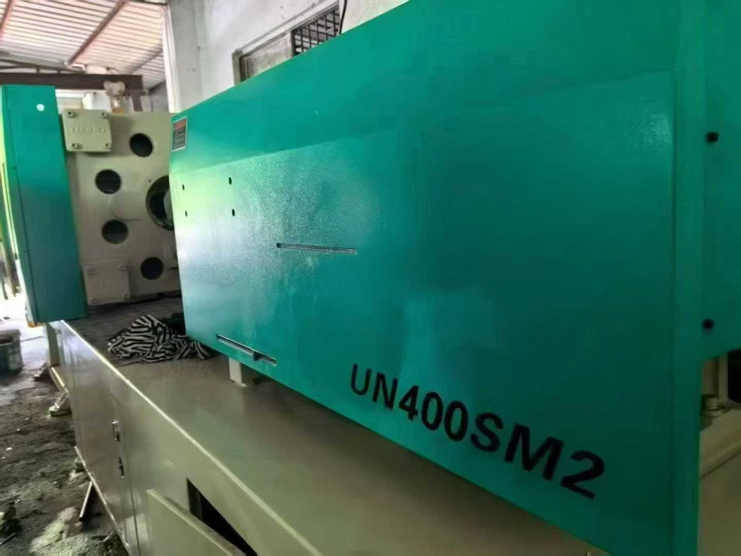One Yizumi 400-ton original servo machine, in excellent condition.