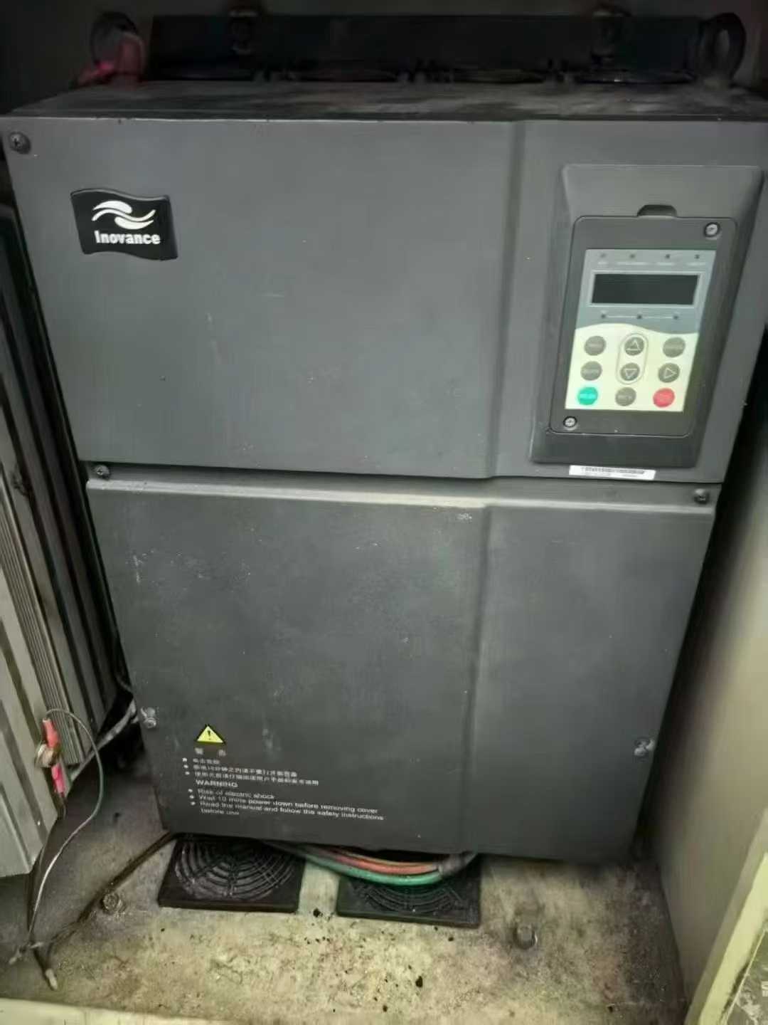 One Yizumi 400-ton original servo machine, in excellent condition.