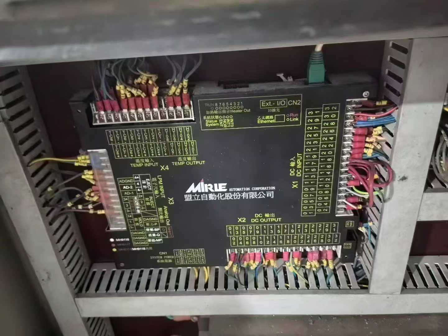 One Yizumi 400-ton original servo machine, in excellent condition.