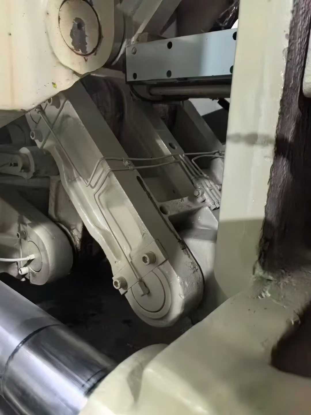 One Yizumi 400-ton original servo machine, in excellent condition.