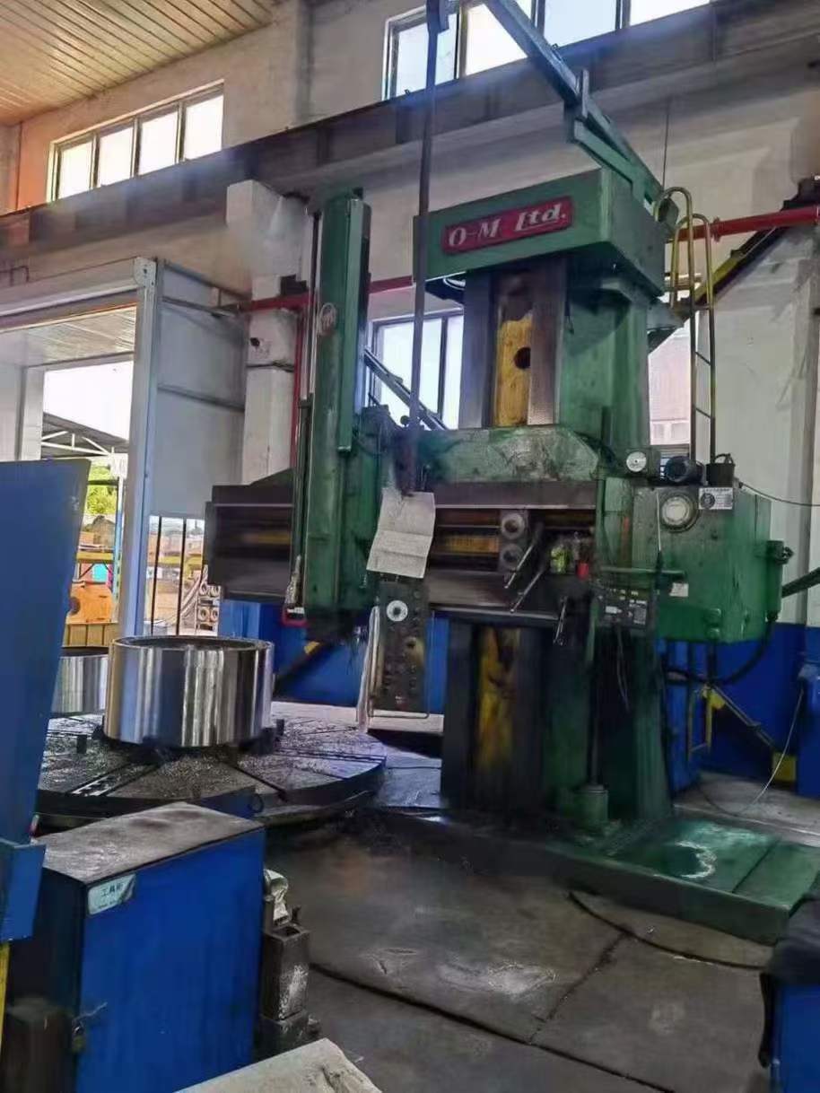 A 4.3-meter vertical milling machine from Japan.