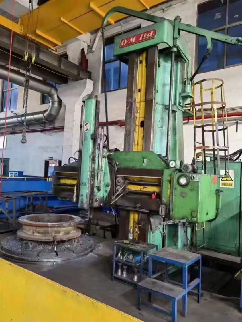 A 4.3-meter vertical milling machine from Japan.