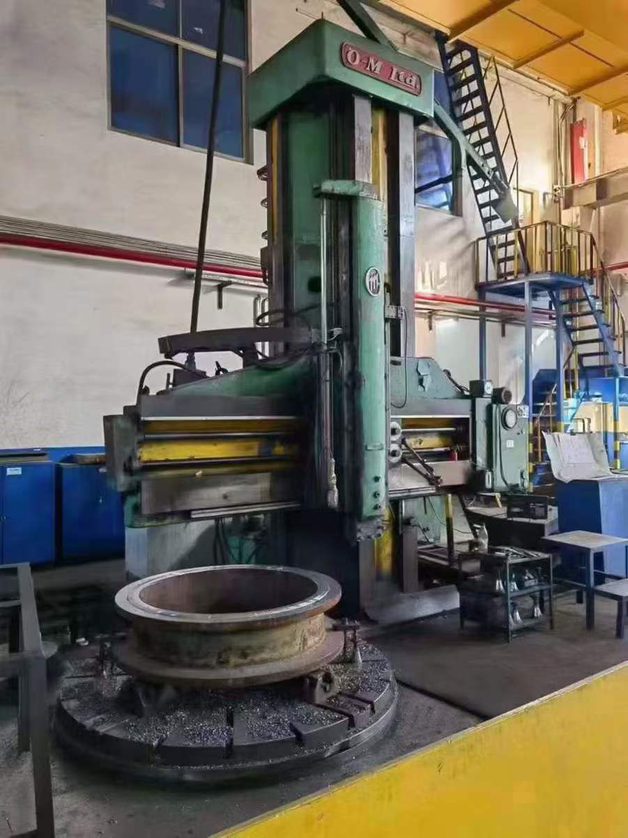 A 4.3-meter vertical milling machine from Japan.