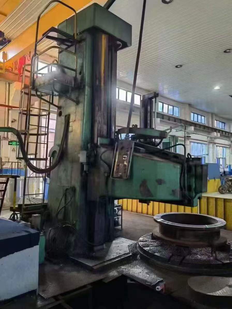 A 4.3-meter vertical milling machine from Japan.