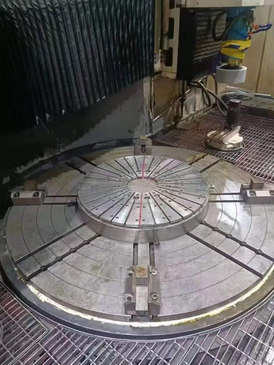 Tianjin Second Machinery Co., Ltd. CNC vertical mill 2MKM95200. Worktable 2000, passes through a diameter of 2100. The workbench can support a load of 6 tons.